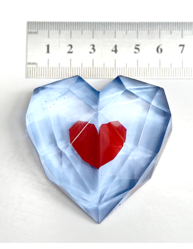 CORAZÓN VIDA EXTRA DE RESINA. 6 CM. HECHO A MANO