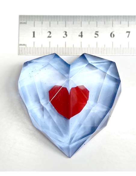 CORAZÓN VIDA EXTRA DE RESINA. 6 CM. HECHO A MANO